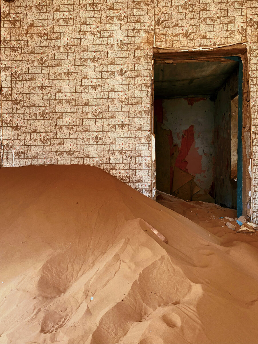 Пески заполняют дом. Фото автора
