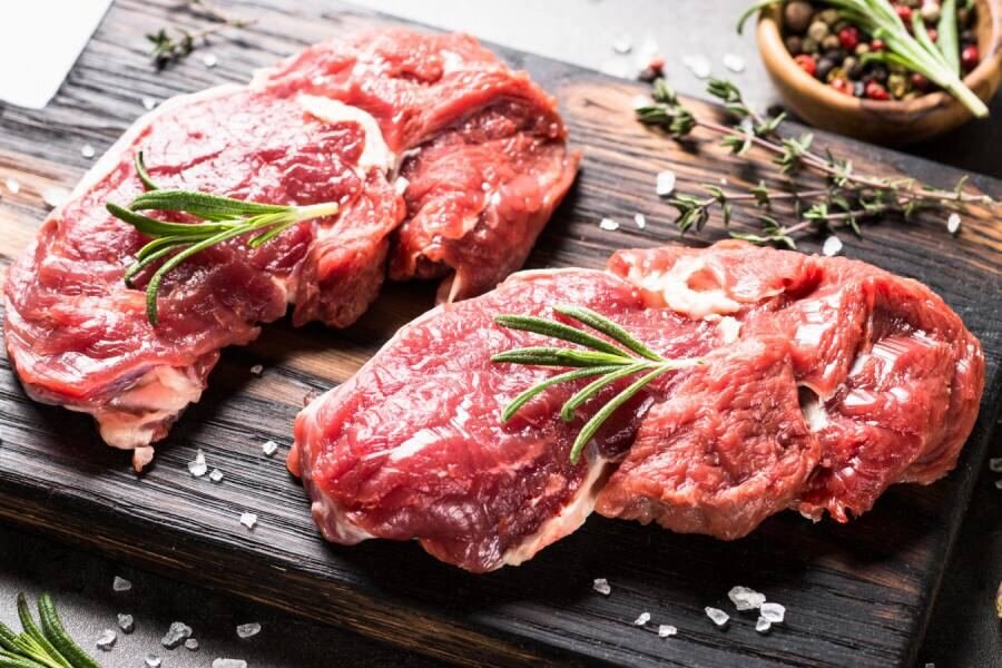 Как правильно и с пользой кушать мясо?

1. Мясо лучше не кушать одним приемом с молочными продуктами. При таком приеме пищи из-за кальция в сыре, молоке и йогурте организм на 50-60% хуже усваивает железо. 

2. Мясо желательно запивать стаканом цитрусового сока или водой, чем кофе или чаем. В данных напитках присутствует полифенол танин, из-за которого снижается усвоение железа.

3. Однако страдающим от избыточного веса желательно его есть с овощами и зеленью.

4. Кроме того, мясо хуже переваривается с крахмалистыми продуктами: хлебом, картофелем, кукурузой, макаронами. Это допустимое сочетание, но его следует избегать тем, кто склонен к полноте.