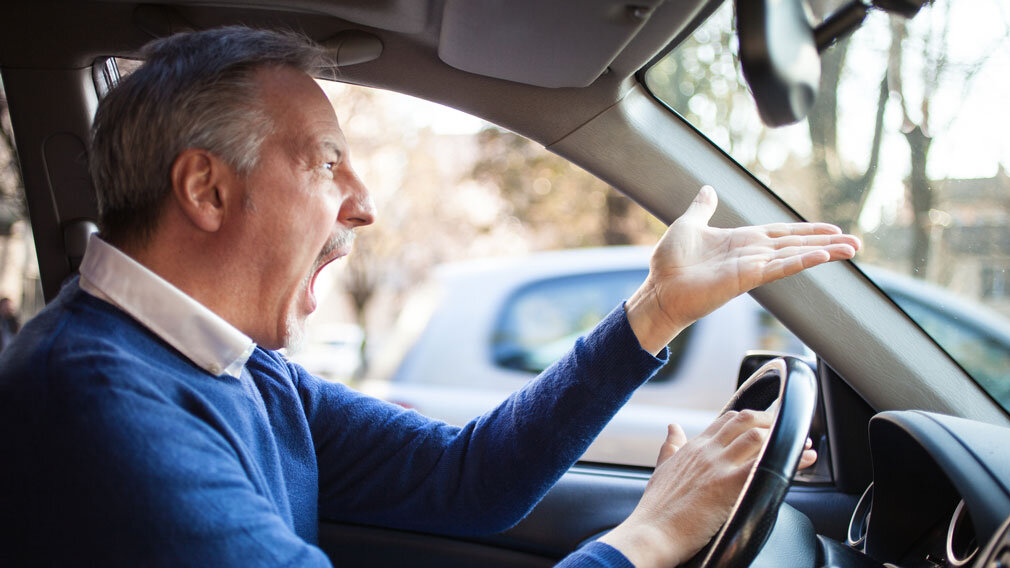 Даже если вы и правы не нужно моргать фарами и кричать на него, примите действия для избегания ДТП