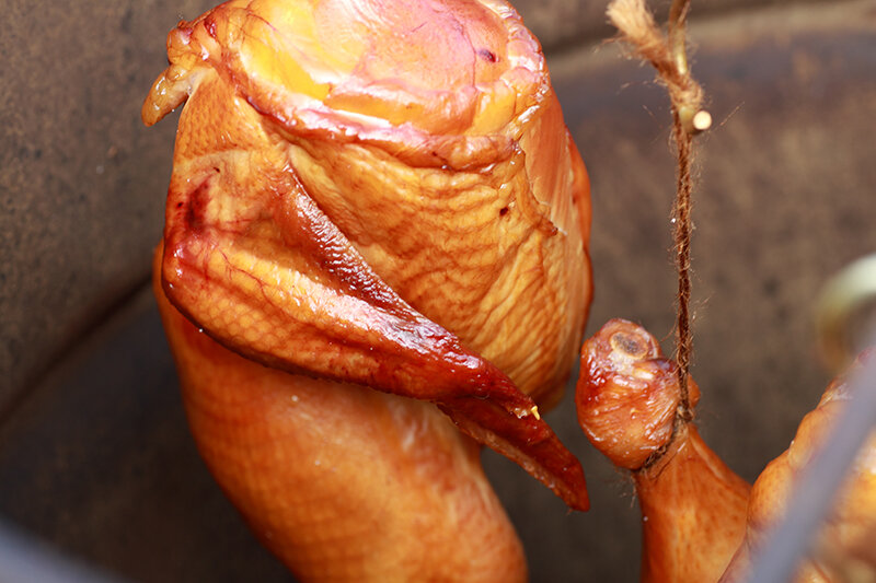 копчение бройлера, процесс почти завершен