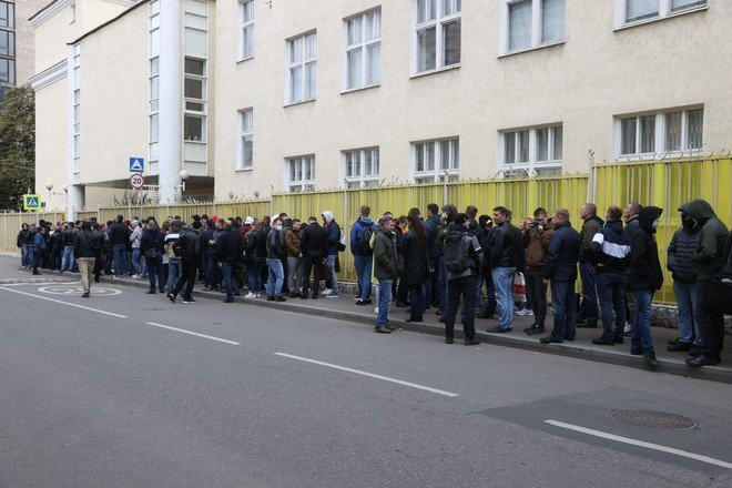 В этом году огромная очередь желающих (добровольно конечно) проголосовать, но только в пятницу..