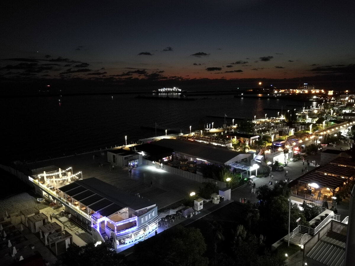 "В городе Сочи темные ночи"... Но променад сияет