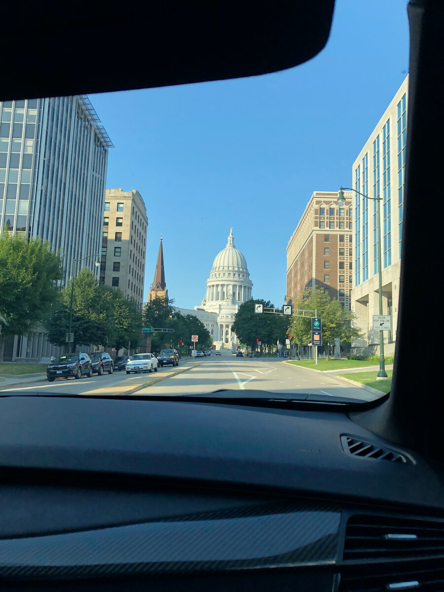 Ездим по городу, на фото можно увидеть Капитолий Штата Висконсин