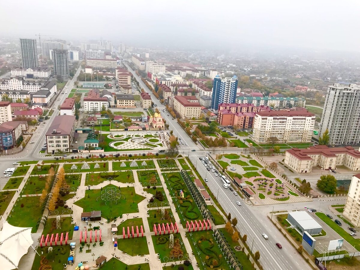 Вид со смотровой площадки Грозный сити на парк цветов