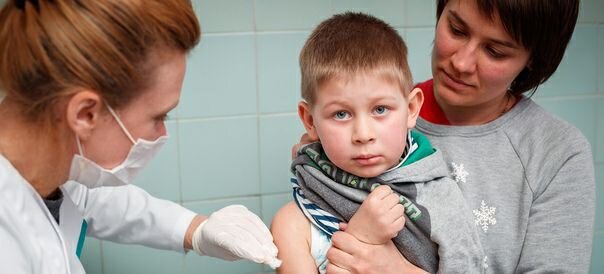 ​

Введение любой вакцины сопровождается изменениями в организме: начинает формироваться иммунитет, образуются защитные антитела.
Эти процессы сопровождаются определенными симптомами - поствакцинальными реакциями: они не продолжительны (от нескольких часов до нескольких суток) и не оставляют последствий для организма. 

Местные реакции могут проявляться покраснением, уплотнением, болезненностью в месте введения вакцины;
Общие - могут проявляться повышением температуры тела, слабостью, вялостью.

Возможны и более серьезные реакции, но они возникают крайне редко - 1 случай на несколько миллионов сделанных прививок. Медицинская помощь, оказанная в случае возникновения серьезных побочных реакций, позволяет избежать последствий для организма.

Также надо сказать о совпадениях - изменениях в организме, возникших в период после проведения прививки и не связанных с вакцинацией. Очень важно правильно отличить поствакцинальную реакцию и какое-либо заболевание, которое совпало по времени проведения с прививкой. Медицинская помощь в случае развития поствакцинальной реакции и какого-либо заболевания будет различной.

Каждый родитель должен понимать, что количество осложнений в результате перенесенной инфекции в тысячи, а иногда в десятки тысяч раз больше, чем после проведенной вакцинации.

Профилактические прививки проводятся детям только в период отсутствия острого или обострения хронического заболевания. Поэтому на период до выздоровления, исчезновения симптомов, нормализации состояния и восстановления после перенесенного заболевания, врачом будет установлено временное противопоказание для иммунизации. 

Абсолютным противопоказанием ко всем вакцинам является осложнение на введение предыдущей дозы препарата, а именно ТЯЖЕЛЫЕ немедленные аллергические реакции, которые развились в течение 24 часов после прививки.