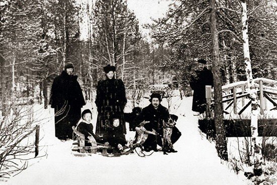 Зимогор Илья Репин с семьей передом домом «Вигвам», 1912 г.