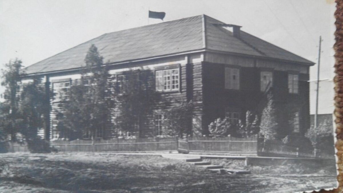 Фото 2. Здание старших классов Мотыгинской средней школы Мотыгинского района Красноярского края: 60-70-е годы. Срублено после ВОВ пленными финнами: щелей нет, здание не гниёт и не разваливается.