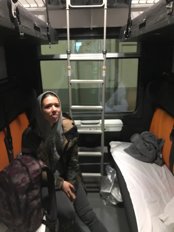 Если внимательно присмотреться, заметишь, что это непростое купе. Видишь лестницу? В этом поезде три яруса коек: кто знает, где спрятался третий?