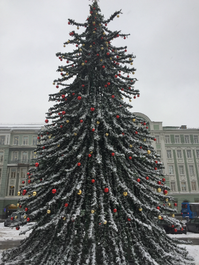 Искусственная ёлка у библиотеки имени Ленина в Москве. Фото А.Троилиной 