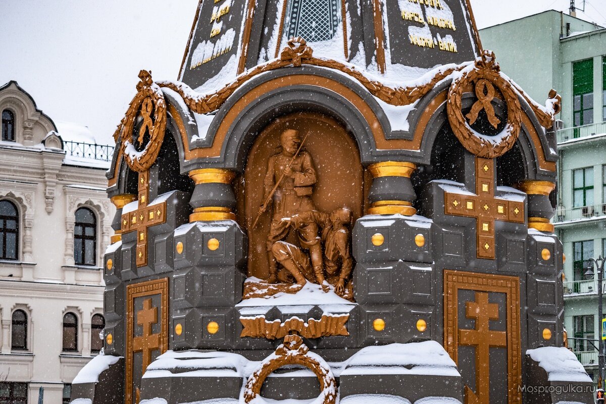 Горельеф с гренадером, пленяющим турецкого солдата
