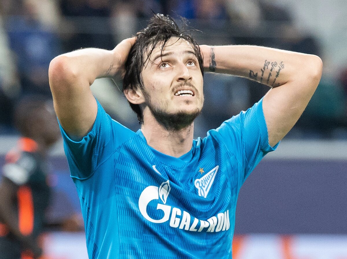 Главный тренер сборной Ирана Драган Скочич прокомментировал отсутствие в команде Сердара Азмуна в преддверии матча с командой Ирака в отборочном турнире ЧМ-2022.

— «Зенит» не имеет права противодействовать нам, поскольку за это отвечает ФИФА. Сначала появилась информация, что у него положительный тест на коронавирус, а потом выяснилось, что он сдал отрицательный. Надо обратиться к правилам Азиатской конфедерации футбола. Но факт остается фактом — в предстоящем матче нашего игрока не будет, — приводит слова специалиста сайт Федерации футбола Ирана.
27 января Иран проведет матч против Ирака в рамках отбора на чемпионат мира 2022 года, а 1 февраля встретится с ОАЭ.