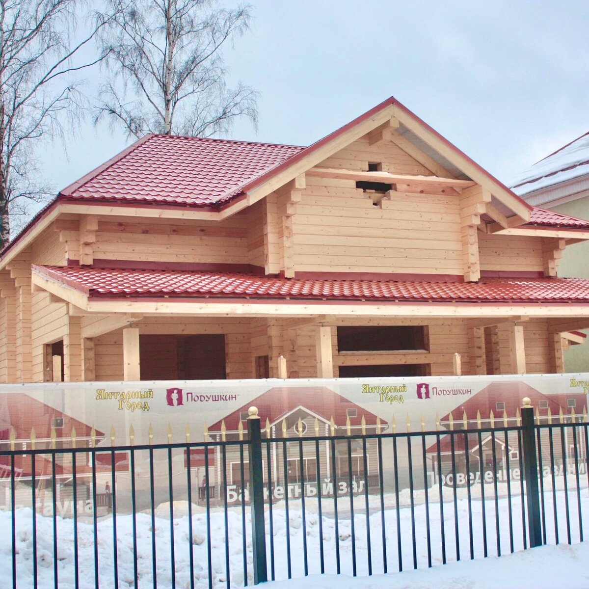 Сухой профилированный брус. 
Современное производство позволяет изготавливать два вида профилированного бруса: обычный и сухой. Название, технология производства, сроки изготовления и его характеристики зависят от итоговой влажности готового бруса. Главная разница между обычным и сухим брусом состоит в степени усадки после монтажа. А так же различаются сроки изготовления: для производства обычного бруса достаточно 2-3 дней, а для сухого — 7-14 дней.

Сухой профилированный брус изготавливается в специальной камере из высушенной заготовки. Срок сушки зависит от желаемой влажности готового изделия. Нарушение технологии сушки может негативно сказаться на качестве готового материала. 

Сухой профилированный брус значительно меньше подвержен усадке, нежели обычный, что является его неоспоримым плюсом. 
