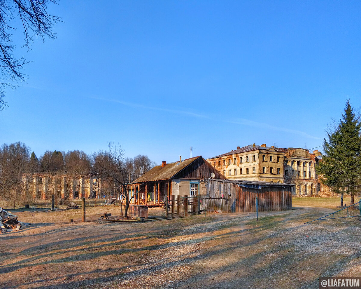 Позади деревенского дома руины величественного ансамбля. Слева флигель, справа - главный дом.