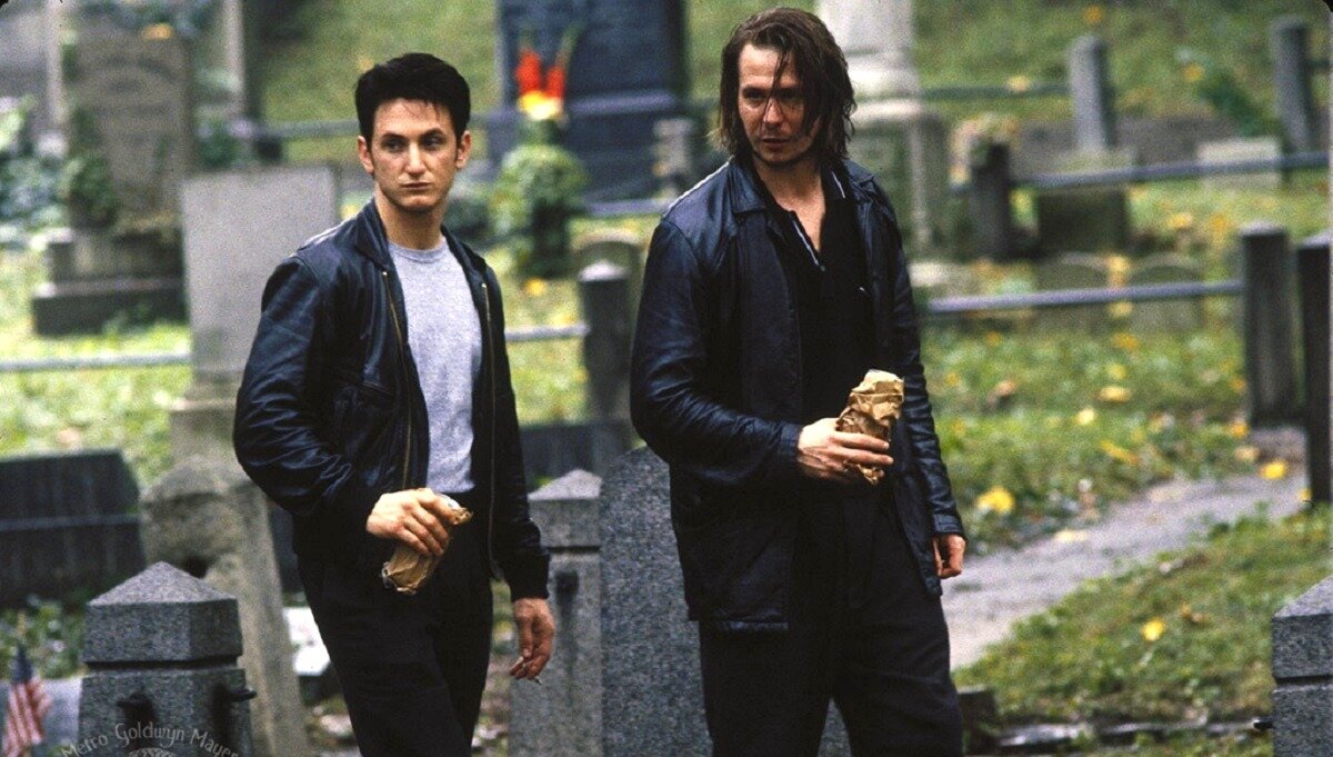 С хулиганским приветом из 90-х! 30-летний Шон Пенн и 32-летний Гари Олдман бухают на кладбище... Впрочем, где только они в этом фильме не бухали. Даже в церкви! 