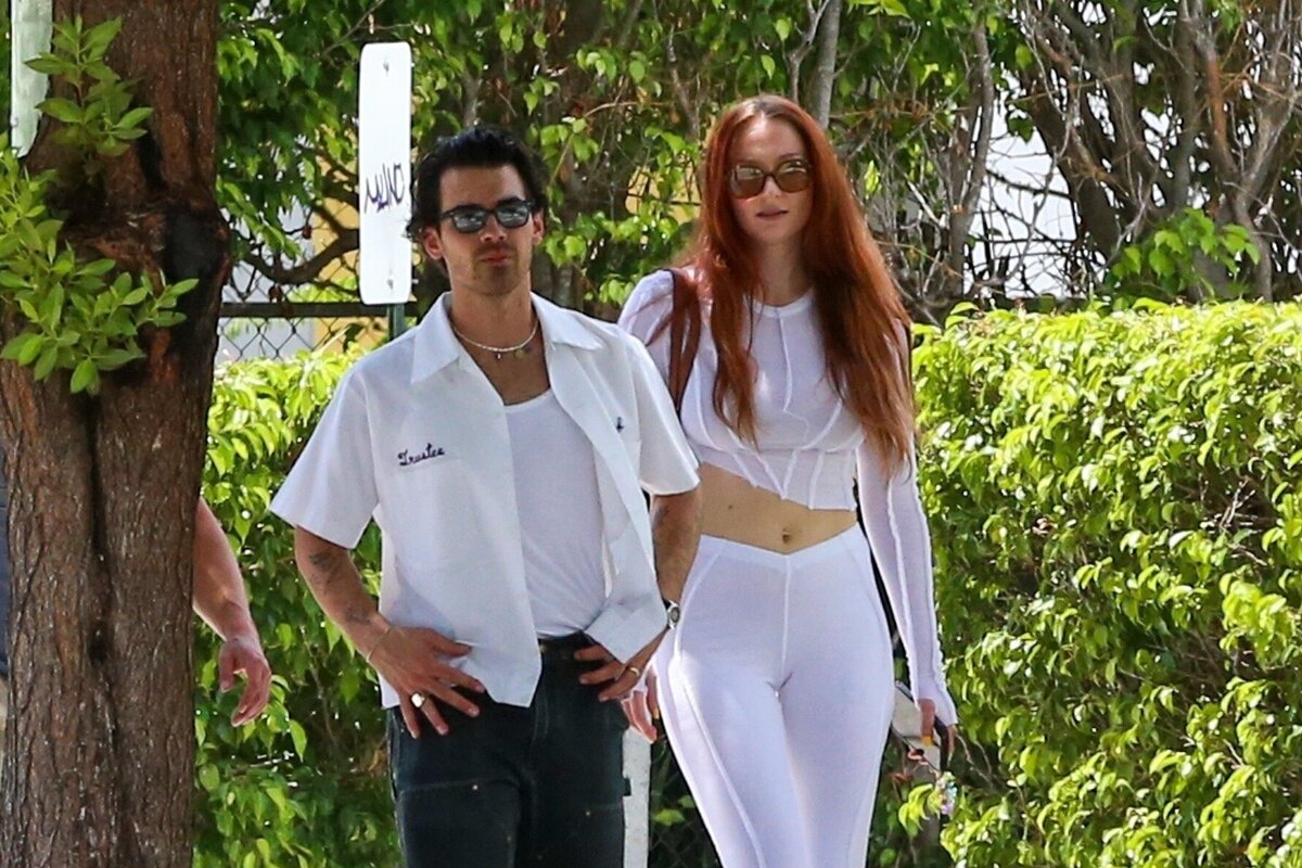     Звезда "Игры Престолов" Софи Тернер показала подтянутую фигуру всего через месяц после родов