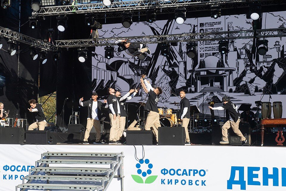     Гости праздника смогли увидеть шоу «Современное искусство движения». Фото: пресс-служба КФ АО «Апатит»