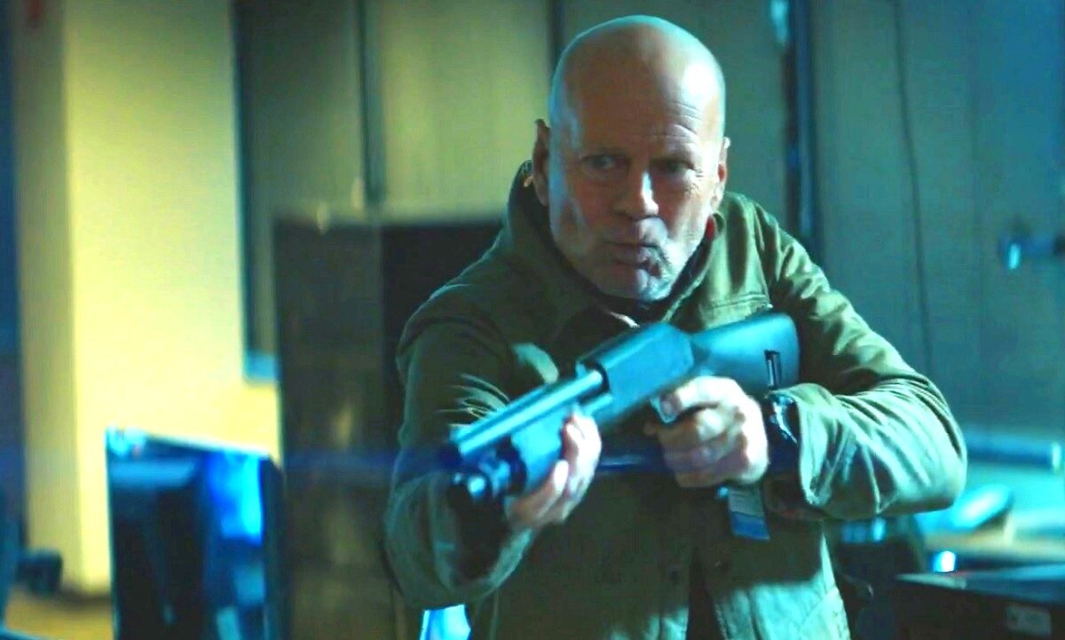 Если в графике кинопремьер не будет перестановок, то гранд-финалом карьеры Уиллиса станет боевик "Райский город" от создателя "Маски" и "Стирателя" Чака Рассела. С Джоном Траволтой и Стивеном Дорфом заодно. Что, правда, не шибко радует, ведь и этот фильм снимался теми же студиями, что и предпоследние ленты Брюса.