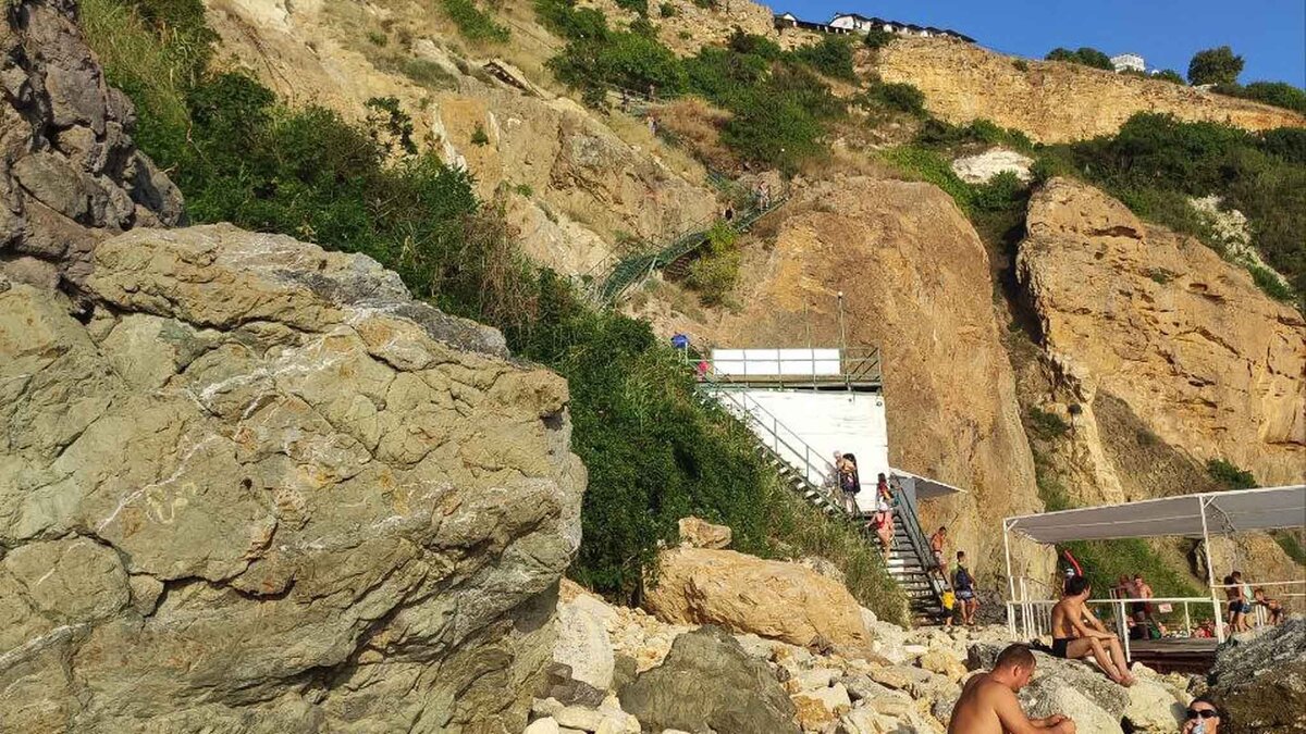    Добраться до достопримечательности не так-то просто — нужно преодолеть путь в сотни ступенек.Фото: Ирина ГЕРЦ