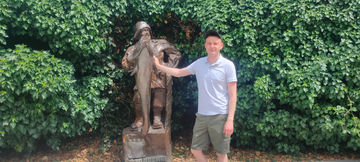 Рядом с музеем стоит такой памятник