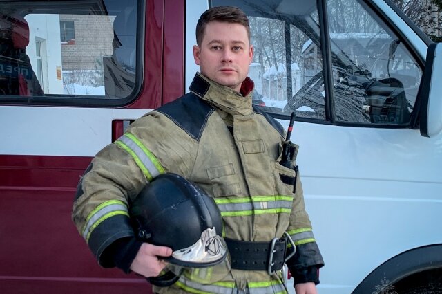    Геннадий Кропачев вынес из квартиры ребёнка. Фото: ГУ МЧС по Пермскому краю