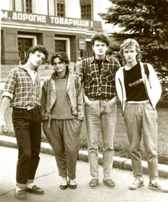 Мода 80-х мужчины СССР. Брюки бананы 80-е. Мода в СССР В 80-Е. Мода 80х мужчины СССР НИИ.