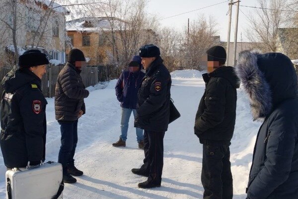    В Оренбургской области мужчина на глазах у сожительницы угрожал зарезать их общую дочку