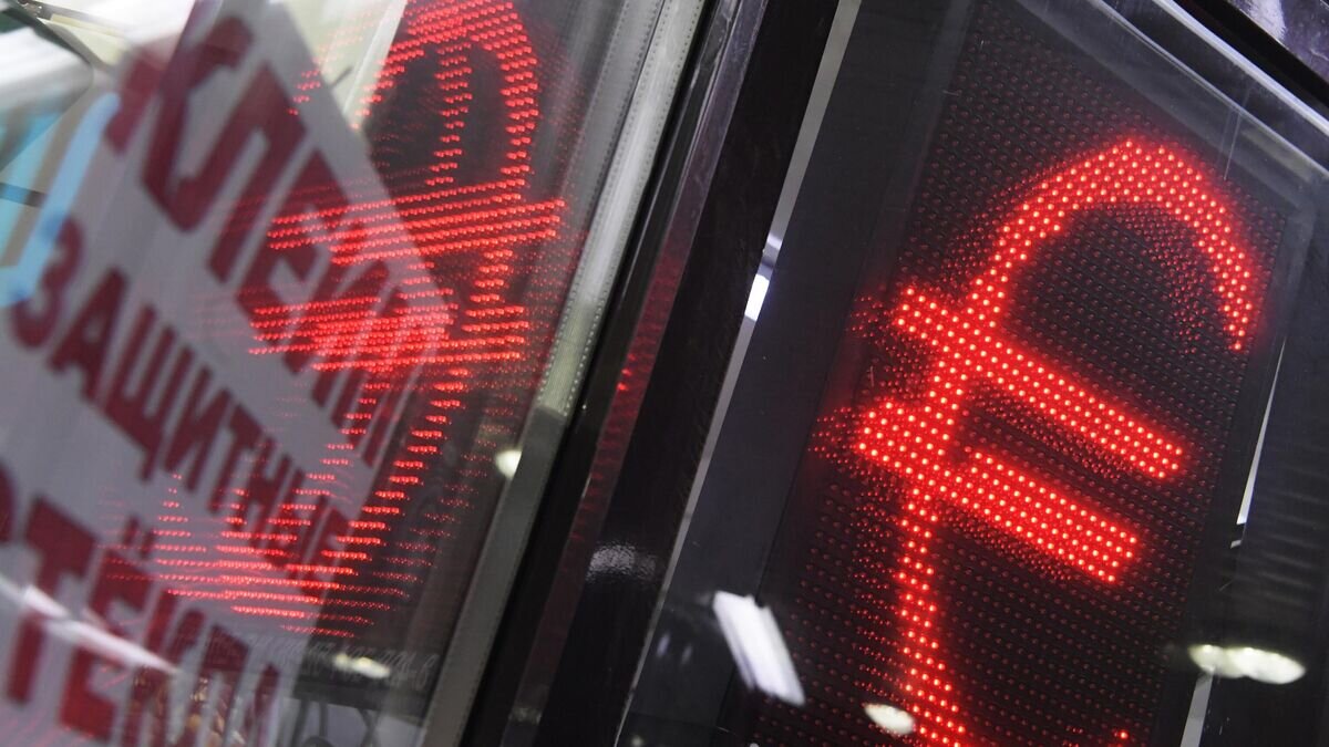    Символ евро на табло пункта обмена валют© РИА Новости / Алексей Никольский