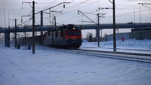 Электровоз ВЛ80С-1295 с коротким составом.