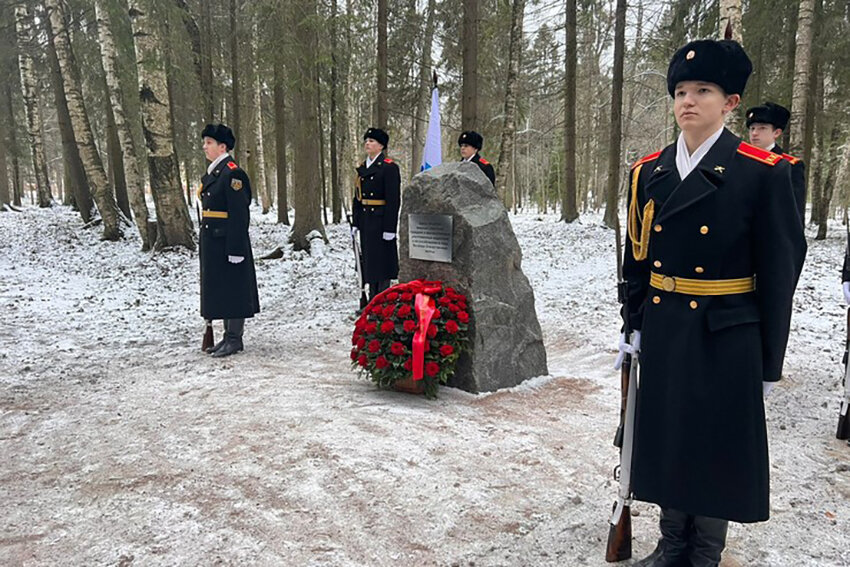 Памятный знак в парке «Сильвия» на месте обнаружения останков 132 расстрелянных военнопленных, партизан и подпольщиков