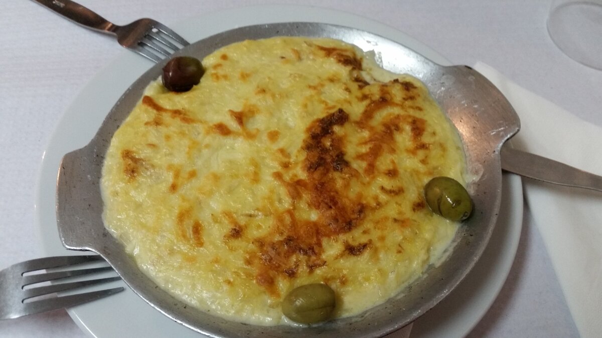 Бакаляу с картофелем натертым на терке.