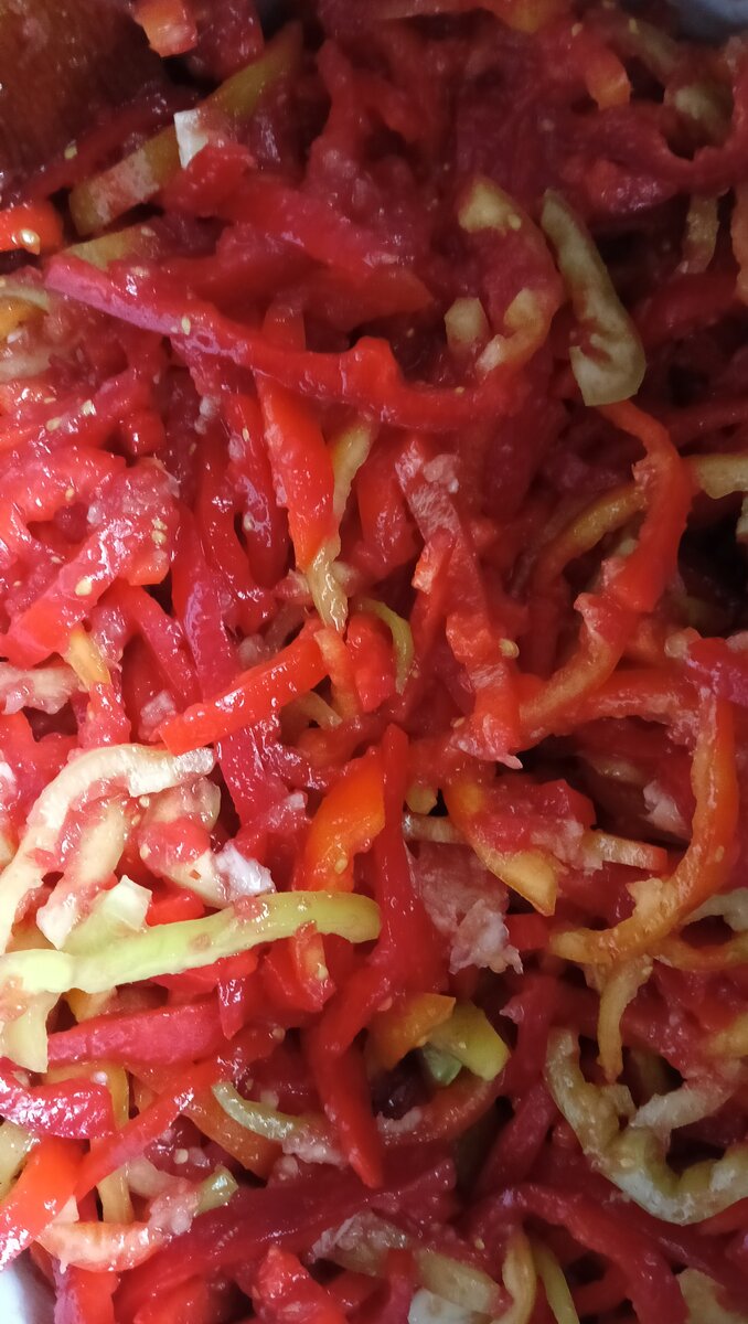 Порезаные овощи маринуються.