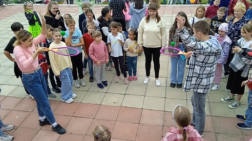 День знаний - Весёлый конкурс с ракеткой и перетягивание каната на детском празднике