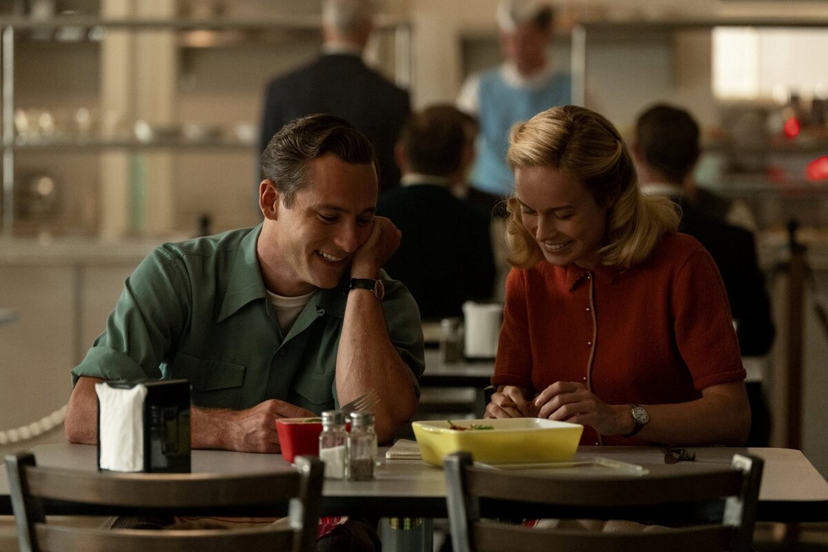 Бри Ларсон в сериале "Уроки химии"