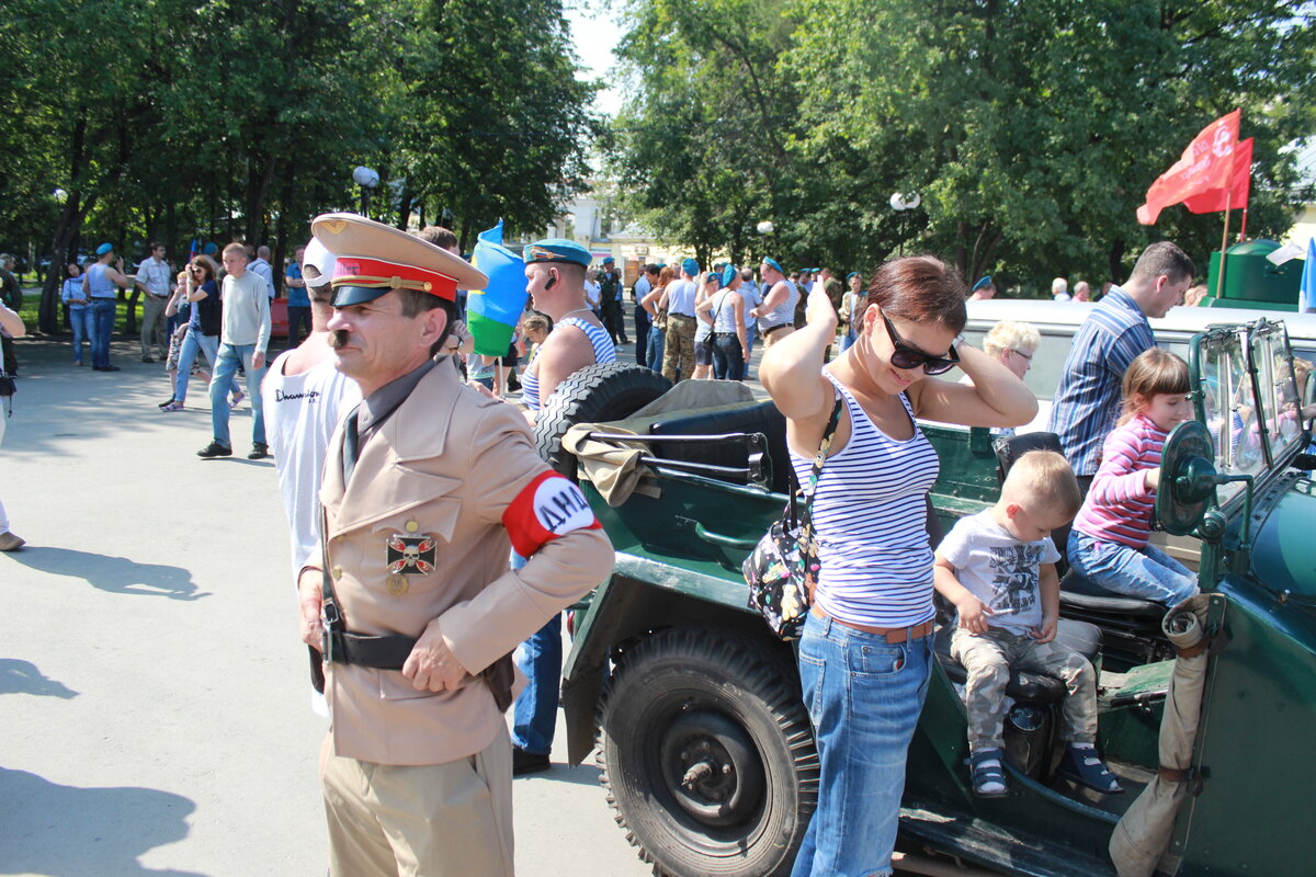 Такие чудаки (слева) бывают на ветеранском празднике.