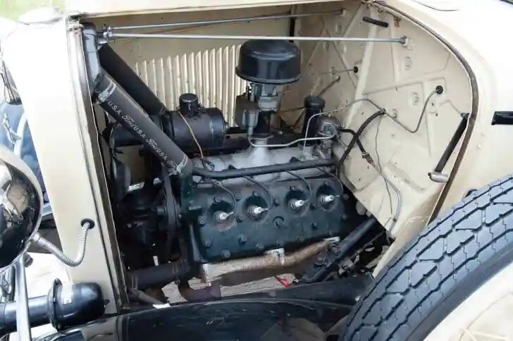 Новый двигатель V8 имел диаметр цилиндра 3 1/16 дюйма и ход поршня 3 3/4 дюйма, что обеспечивало рабочий объем в 221кубический дюйм, 85 л/с и 195 Н*м крутящего момента при 1250 об/мин. Для сравнения, рядный четырехцилиндровый двигатель Ford с L-образной головкой, установленный на Ford Model B 1932 года, имел рабочий объем 200,5 кубических дюймов и развивал мощность 50 лошадиных сил