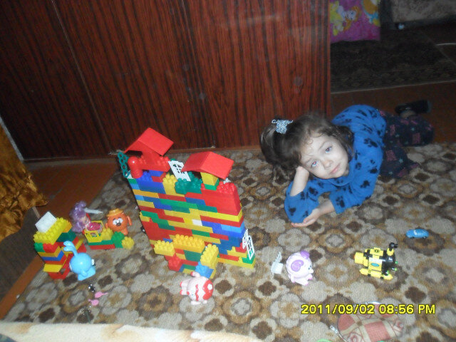 юная строительница :)