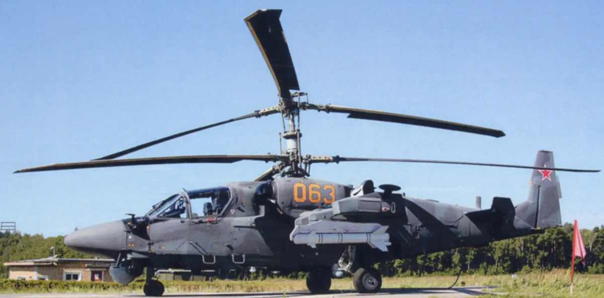 Ка-52 и ракета ЛМУР (белая ракета на пусковой установке под крылом), безусловно, одни из лучших в своих классах виды вооружения. Но объединить их вместе оказалось сравнительно непросто. Фото МО РФ