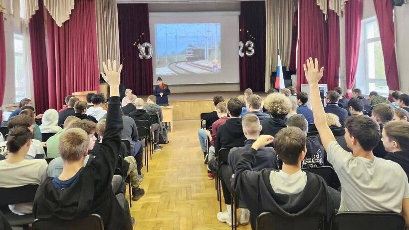    Открытый урок по безопасности на ж/д в школе Подмосковья ©Пресс-служба министерства транспорта и дорожной инфраструктуры Московской области