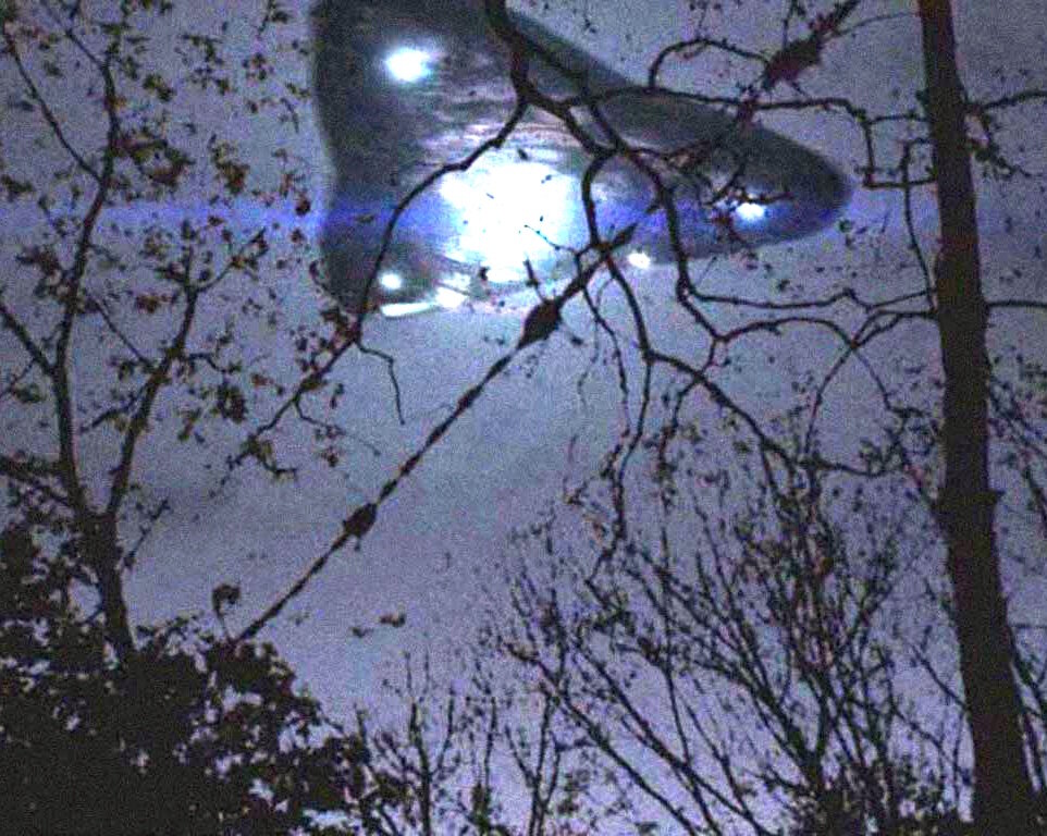 НЛО частенько посещают Землю.
Источник фото: https://earth-chronicles.ru/Publications/6/1101620887UFO.jpg