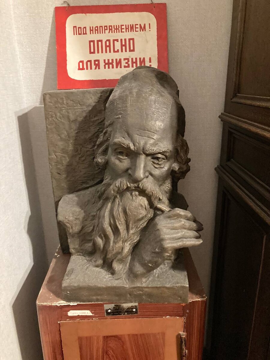 Бюст Рабиндраната Тагора работы Ахуна