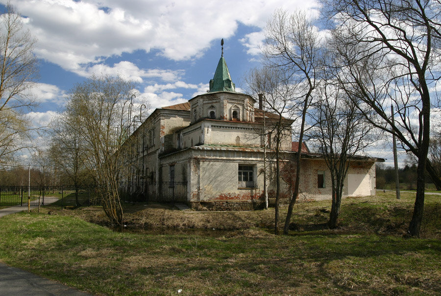 ... а прямо перед нами - Казармы Собственного ЕИВ Конвоя (1914-16 гг.). Рельсы Третьего пути проходили прямо под окнами казармы - в левой части кадра, где травка, дорожка и металлический заборчик.

