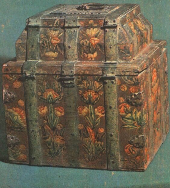 Сундук-теремок, украшенный железными полосами и росписью. Великий Устюг. Начало XVIII века.