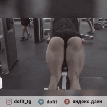 Показывает фитнес модель Бахар Набиева. 