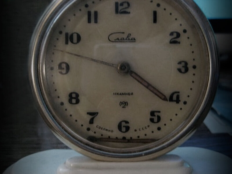Старый советский будильник, найденный посреди дачного хлама.