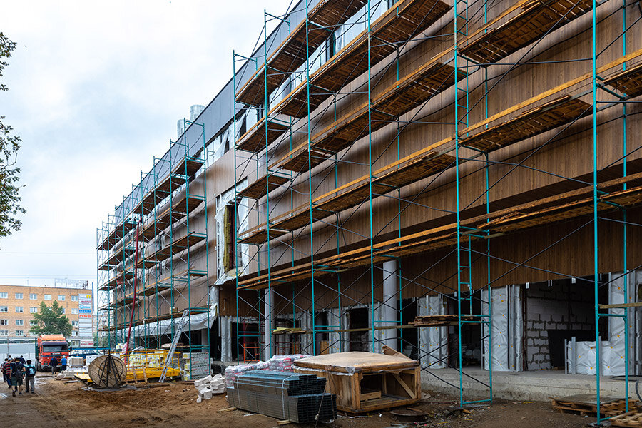 Фасадные работы на стройплощадке торгового центра