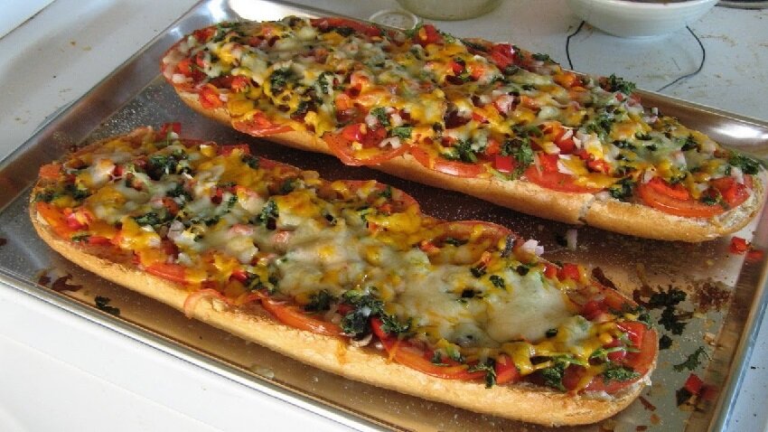 Пицца из батона на сковороде рецепт с фото пошагово