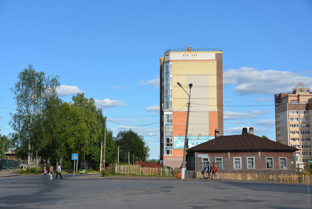 01.Вообще-то это фото прекрасно иллюстрирует весь город. Невероятная смесь прекрасных архитектуры деревянных домов XIX века,

