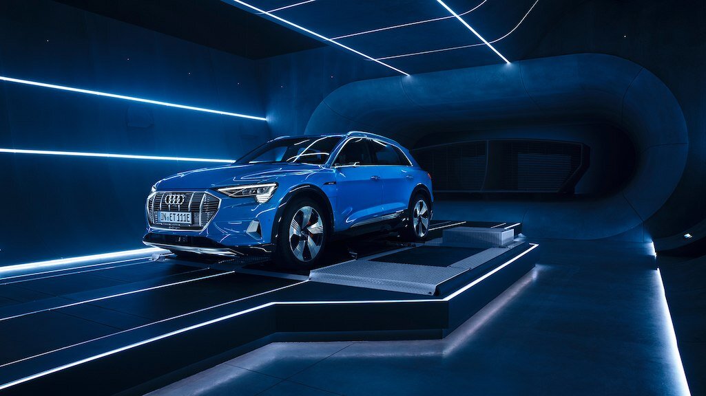 Audi приложила много усилий, чтобы создать новый уже серийный e-tron, и, похоже, что у них получился очень достойный электромобиль.-2