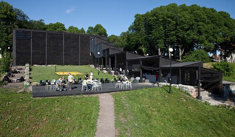 Соломенный театр в Таллине, Эстония (2011 г.). Архитекторы — студия Salto. Необычный театр построили специально для летнего театрального сезона 2011 г. Он стал временной постройкой и принимал гостей всего лишь с мая по октябрь. Несмотря на свою короткую жизнь, постройка вошла в историю — это уникальный случай, когда солому использовали для строительства такого большого общественного здания  
