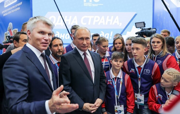 Министр спорта России Павел Колобков и президент Владимир Путин на форуме «Россия — спортивная держава» в Ульяновске